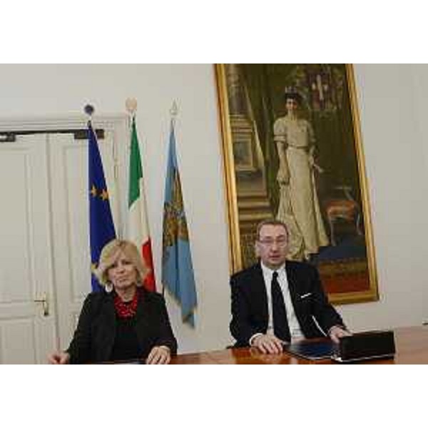 Antonella Parigi (Assessore Cultura e Turismo Regione Piemonte) e Sergio Bolzonello (Vicepresidente Regione Friuli Venezia Giulia e assessore Risorse agricole e forestali) alla sigla del Protocollo d'intesa per la promozione turistico-agricola e culturale tra Piemonte e FVG - Trieste 27/02/2015