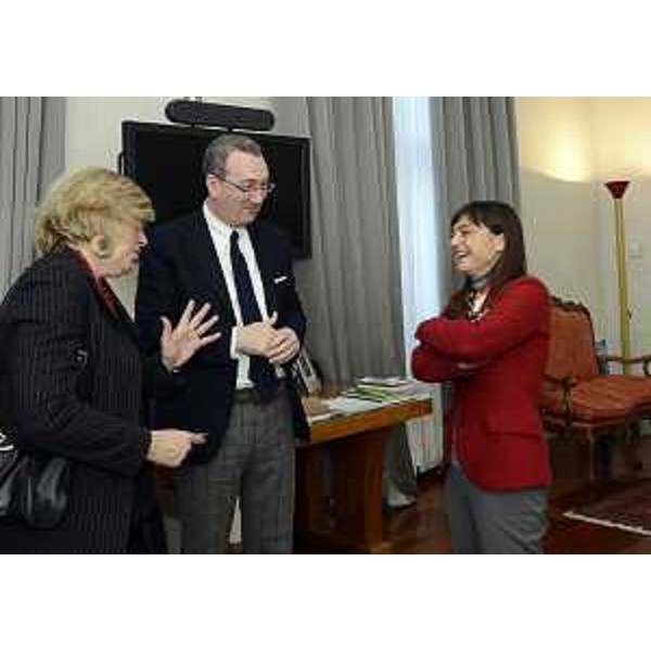 Antonella Parigi (Assessore Cultura e Turismo Regione Piemonte), Sergio Bolzonello (Vicepresidente Regione Friuli Venezia Giulia e assessore Risorse agricole e forestali) e Debora Serracchiani (Presidente Regione Friuli Venezia Giulia) in occasione della sigla del Protocollo d'intesa per la promozione turistico-agricola e culturale tra Piemonte e FVG - Trieste 27/02/2015