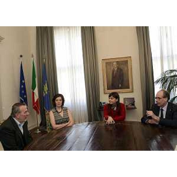 Alido Gerussi (Presidente Scuola Mosaicisti Friuli Spilimbergo), Stefania Stafutti (Direttore Istituto Italiano di Cultura a Pechino), Debora Serracchiani (Presidente Regione Friuli Venezia Giulia) e Gianni Torrenti (Assessore regionale Cultura) - Trieste 27/02/2015