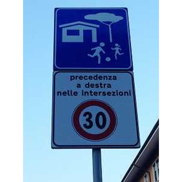"Zona 30" in centro urbano, con limite di velocità di 30 chilometri orari invece dei consueti 50 previsti dal codice stradale - 27/02/2015