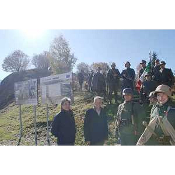 Riccardo Illy (Presidente Regione Friuli Venezia Giulia) e Tarcisio Donato (Sindaco Drenchia) alla rievocazione storica in costume intitolata "Sentieri di pace sui passi di Rommel", promossa dalla Pro loco Nediske Doline - Valli del Natisone, sul passo Solarie a cavallo tra Italia e Slovenia. (Drenchia 07/10/07)