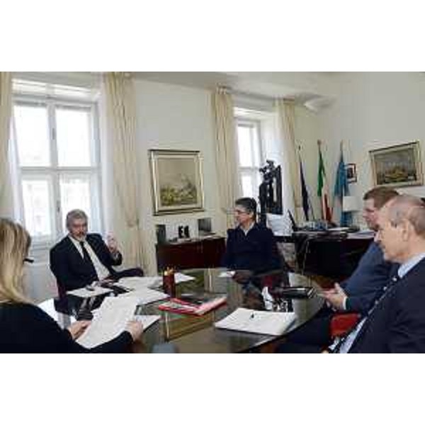Paolo Panontin (Assessore regionale Autonomie locali e Coordinamento Riforme) con i sindaci Vladimir Kukanja (Duino-Aurisina), Monica Hrovatin (Sgonico), Marko Pisani (Monrupino) e Sandy Klun (San Dorligo della Valle) - Trieste 03/03/2015