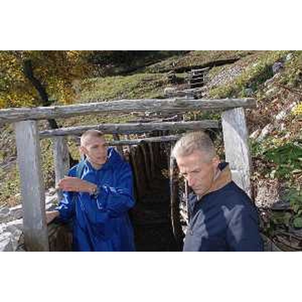 Riccardo Illy (Presidente Regione Friuli Venezia Giulia), in occasione della rievocazione storica in costume intitolata "Sentieri di pace sui passi di Rommel", promossa dalla Pro loco Nediske Doline - Valli del Natisone, visita le trincee sul passo Solarie a cavallo tra Italia e Slovenia. (Drenchia 07/10/07)