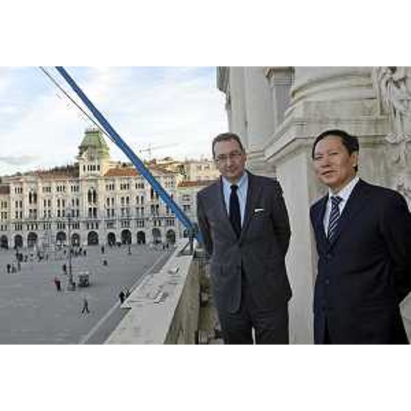 Sergio Bolzonello (Vicepresidente Regione FVG e assessore Attività produttive, Commercio, Cooperazione, Risorse agricole e forestali) e Wang Jinyu (Presidente Gruppo Foton Lovol) al balcone della sede della Regione Friuli Venezia Giulia in piazza Unità d'Italia - Trieste 03/03/2015