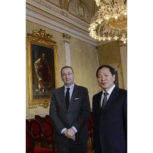 Sergio Bolzonello (Vicepresidente Regione FVG e assessore Attività produttive, Commercio, Cooperazione, Risorse agricole e forestali) e Wang Jinyu (Presidente Gruppo Foton Lovol) nella sede della Regione Friuli Venezia Giulia in piazza Unità d'Italia - Trieste 03/03/2015
