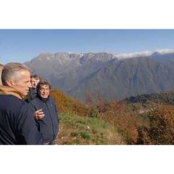 Riccardo Illy (Presidente Regione Friuli Venezia Giulia) e Tarcisio Donato (Sindaco Drenchia) nel corso della rievocazione storica in costume intitolata "Sentieri di pace sui passi di Rommel", promossa dalla Pro loco Nediske Doline - Valli del Natisone, sul passo Solarie a cavallo tra Italia e Slovenia. (Drenchia 07/10/07)