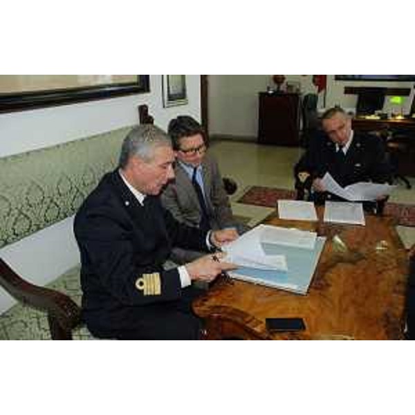 Goffredo Bon (Direttore marittimo Capitaneria di Porto Trieste) e Zeno D'Agostino (Commissario Autorità Portuale Trieste) - Trieste 10/03/2015 (Foto Capitaneria di Porto Guardia Costiera Trieste)