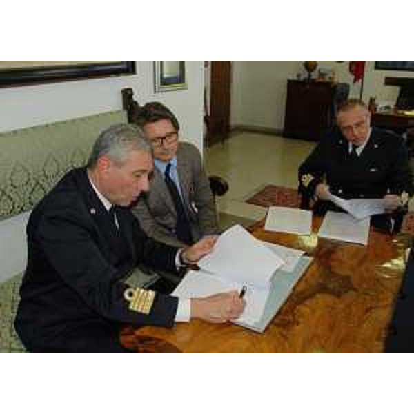 Goffredo Bon (Direttore marittimo Capitaneria di Porto Trieste) e Zeno D'Agostino (Commissario Autorità Portuale Trieste) - Trieste 10/03/2015 (Foto Capitaneria di Porto Guardia Costiera Trieste)