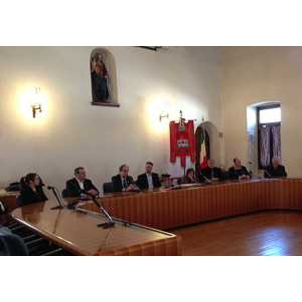 Gianni Torrenti (Assessore regionale Solidarietà) alla firma del Protocollo d'intesa tra Prefettura di Udine, Regione Friuli Venezia Giulia, Comune di Venzone e Comitato provinciale della Croce Rossa Italiana (CRI) di Udine sull'accoglienza dei migranti - Venzone 10/03/2015