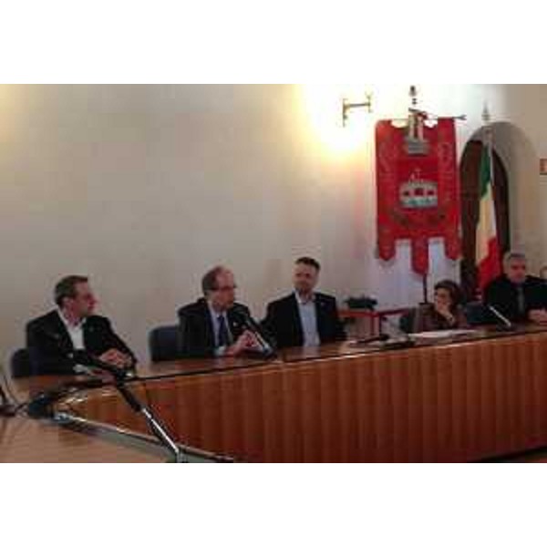 Gianni Torrenti (Assessore regionale Solidarietà) alla firma del Protocollo d'intesa tra Prefettura di Udine, Regione Friuli Venezia Giulia, Comune di Venzone e Comitato provinciale della Croce Rossa Italiana (CRI) di Udine sull'accoglienza dei migranti - Venzone 10/03/2015
