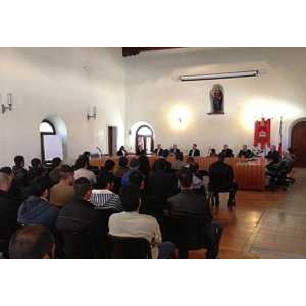 Gianni Torrenti (Assessore regionale Solidarietà) alla firma del Protocollo d'intesa tra Prefettura di Udine, Regione Friuli Venezia Giulia, Comune di Venzone e Comitato provinciale della Croce Rossa Italiana (CRI) di Udine sull'accoglienza dei migranti - Venzone 10/03/2015