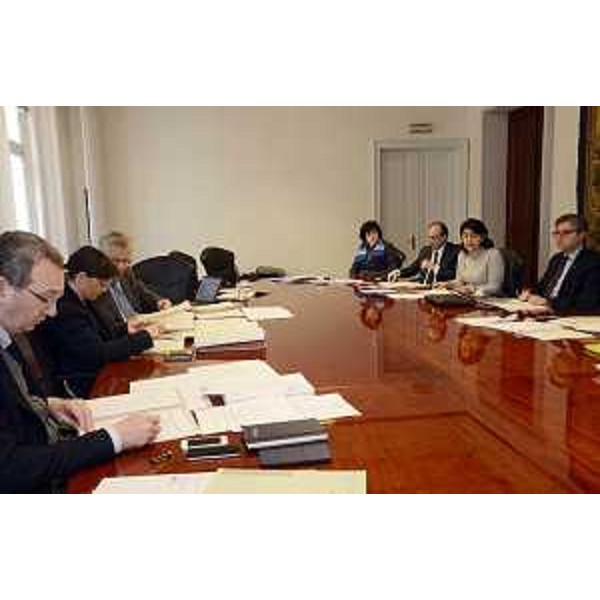 Riunione della Giunta regionale del FVG con Sergio Bolzonello (Vicepresidente Regione FVG e assessore Attività produttive, Commercio, Cooperazione, Risorse agricole e forestali), Debora Serracchiani (Presidente Regione Friuli Venezia Giulia), Daniele Bertuzzi (Segretario generale Presidenza Regione FVG) e gli assessori regionali Loredana Panariti (Lavoro, Formazione, Istruzione, Pari Opportunità, Politiche giovanili e Ricerca), Gianni Torrenti (Cultura, Sport e Solidarietà), Mariagrazia Santoro (Infrastrutture, Mobilità, Pianificazione territoriale, Lavori pubblici, Università) e Francesco Peroni (Finanze, Patrimonio, Coordinamento e Programmazione Politiche economiche e comunitarie) - Trieste 13/03/2015