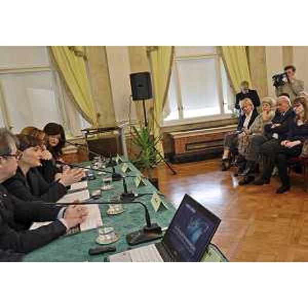 Debora Serracchiani (Presidente Regione Friuli Venezia Giulia) interviene alla tavola rotonda "La fiscalità di vantaggio: un'opportunità di sviluppo", nel Salone di rappresentanza della Presidenza della Regione FVG - Trieste 13/03/2015