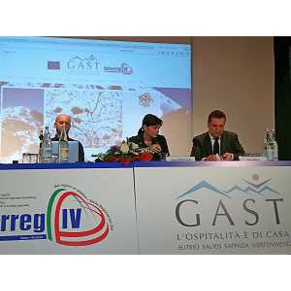 Debora Serracchiani (Presidente Regione Friuli Venezia Giulia) al convegno "GAST. L'ospitalità è di casa" sull'Albergo Diffuso nella montagna del Friuli Venezia Giulia - Sutrio 13/03/2015