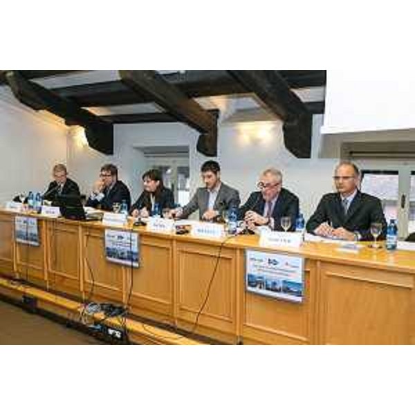 Debora Serracchiani (Presidente Regione Friuli Venezia Giulia), Matteo Tonon (Presidente Confindustria Udine) e i responsabili di Inter-rail S.p.A., InRail S.p.A. e FUC Ferrovie Udine Cividale S.r.l. al convegno "Il cargo ferroviario in FVG" - Udine 16/03/2015