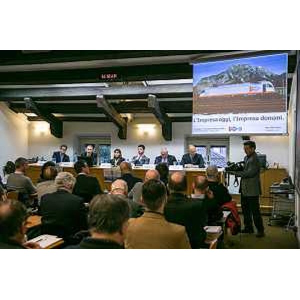 Debora Serracchiani (Presidente Regione Friuli Venezia Giulia), Matteo Tonon (Presidente Confindustria Udine) e i responsabili di Inter-rail S.p.A., InRail S.p.A. e FUC Ferrovie Udine Cividale S.r.l. al convegno "Il cargo ferroviario in FVG" - Udine 16/03/2015