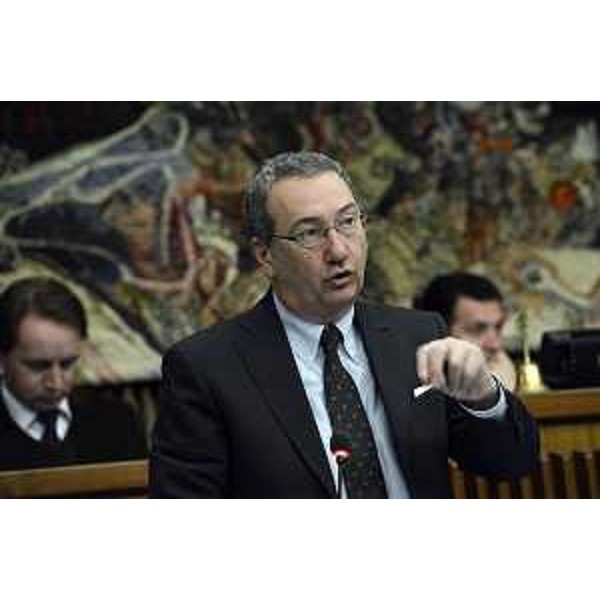 Sergio Bolzonello (Vicepresidente Regione FVG e assessore Attività produttive, Commercio, Cooperazione, Risorse agricole e forestali) durante i lavori d'Aula in Consiglio regionale - Trieste 18/03/2015