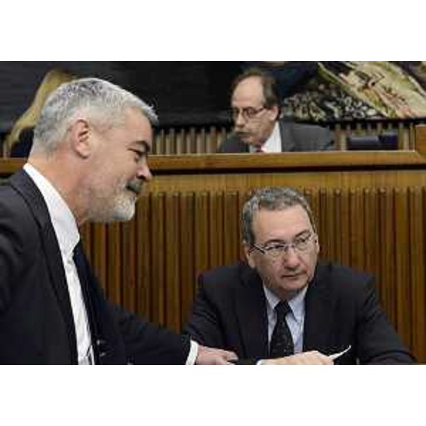 Paolo Panontin (Assessore regionale Funzione pubblica, Autonomie locali, Coordinamento Riforme, Caccia e Risorse ittiche, Protezione civile) e Sergio Bolzonello (Vicepresidente Regione FVG e assessore Attività produttive, Commercio, Cooperazione, Risorse agricole e forestali) durante i lavori d'Aula in Consiglio regionale - Trieste 18/03/2015