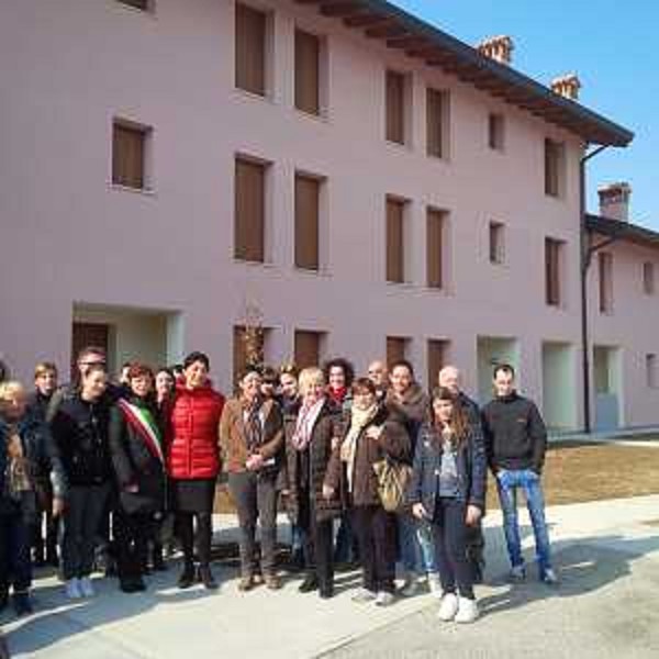 Federica Della Rosa (Sindcao Chions) e Mariagrazia Santoro (Assessore regionale Lavori pubblici) alla consegna di 13 nuovi alloggi di edilizia popolare realizzati dall'Azienda Territoriale per l'Edilizia Residenziale (ATER) di Pordenone - Chions 19/03/2015