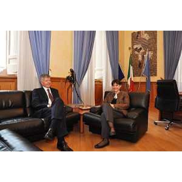Gabriele Galateri (Presidente Assicurazioni Generali) e Debora Serracchiani (Presidente Regione Friuli Venezia Giulia) nella sede della Regione FVG in piazza Colonna - Roma 19/03/2015