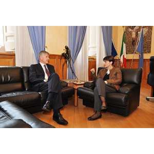 Gabriele Galateri (Presidente Assicurazioni Generali) e Debora Serracchiani (Presidente Regione Friuli Venezia Giulia) nella sede della Regione FVG in piazza Colonna - Roma 19/03/2015