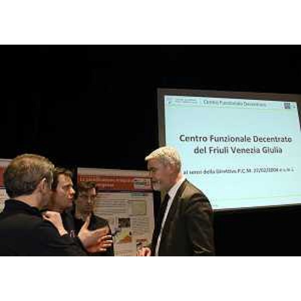 Paolo Panontin (Assessore regionale Protezione civile) illustra a sindaci e coordinatori di gruppi di volontari di Protezione civile le novità introdotte con l'attivazione del Centro Funzionale Decentrato (CFD), al Teatro Modena - Palmanova 20/03/2015