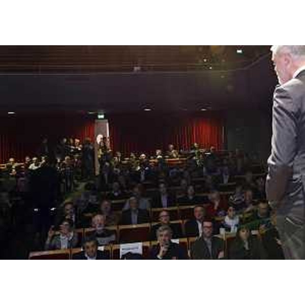 Paolo Panontin (Assessore regionale Protezione civile) illustra a sindaci e coordinatori di gruppi di volontari di Protezione civile le novità introdotte con l'attivazione del Centro Funzionale Decentrato (CFD), al Teatro Modena - Palmanova 20/03/2015