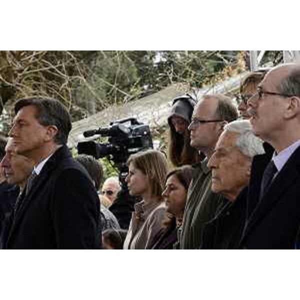 Borut Pahor (Presidente Repubblica Slovenia), Franco Marini (Presidente Comitato storico scientifico Anniversari di interesse nazionale) e Gianni Torrenti (Assessore regionale Cultura e Solidarietà) alla cerimonia conclusiva del Progetto europeo "Via di Pace - Pot Miru" nella piazza Transalpina - Gorizia 21/03/2015