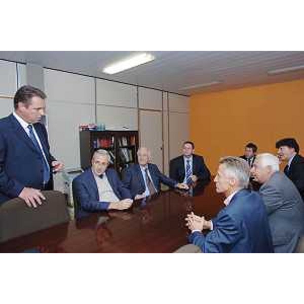Riccardo Illy (Presidente Regione Friuli Venezia Giulia) nel corso dell'incontro con l'amministratore delegato del Burgo Group Girolamo Marchi, il vicepresidente Aldo Marchi e il direttore dello stabilimento Arno Alzetta, nella cartiera del Burgo Group, con sede a Tolmezzo. (Tolmezzo 08/10/07) 