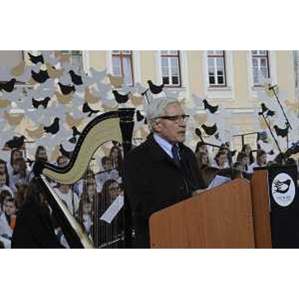 Franco Marini (Presidente Comitato storico scientifico Anniversari di interesse nazionale) alla cerimonia conclusiva del Progetto europeo "Via di Pace - Pot Miru" nella piazza Transalpina - Gorizia 21/03/2015