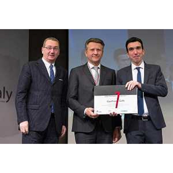 Sergio Bolzonello (Vicepresidente Regione FVG e assessore Attività produttive, Commercio, Cooperazione, Risorse agricole e forestali) e Maurizio Martina (Ministro Politiche agricole, alimentari e forestali) consegnano la Gran Medaglia di Cangrande, per i benemeriti della vitivinicoltura, a Gianfranco Gallo, al 49° Vinitaly - Verona 22/03/2015