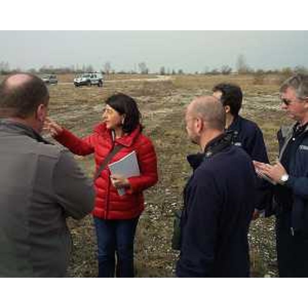 Mariagrazia Santoro (Assessore regionale Pianificazione territoriale) durante il sopralluogo ai Magredi (tra i torrenti Cellina e Meduna), con i tecnici del servizio Paesaggio e Biodiversità della Regione FVG e del Corpo Forestale Regionale (CFR) del FVG - 23/03/2015