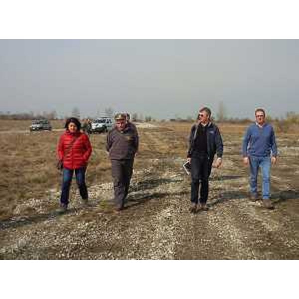 Mariagrazia Santoro (Assessore regionale Pianificazione territoriale) durante il sopralluogo ai Magredi (tra i torrenti Cellina e Meduna), con i tecnici del servizio Paesaggio e Biodiversità della Regione FVG e del Corpo Forestale Regionale (CFR) del FVG - 23/03/2015