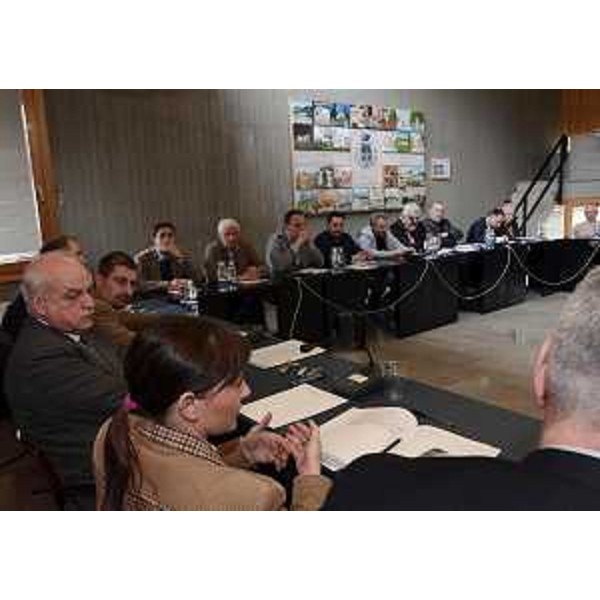 Paolo Panontin (Assessore regionale Funzione pubblica, Autonomie locali, Coordinamento Riforme), Debora Serracchiani (Presidente Regione Friuli Venezia Giulia), con Pieromano Anselmi (Sindaco Montereale Valcellina), incontrano i sindaci della montagna pordenonese per illustrare loro la legge regionale 26/2014 di Riforma degli Enti locali - Montereale Valcellina 23/03/2015