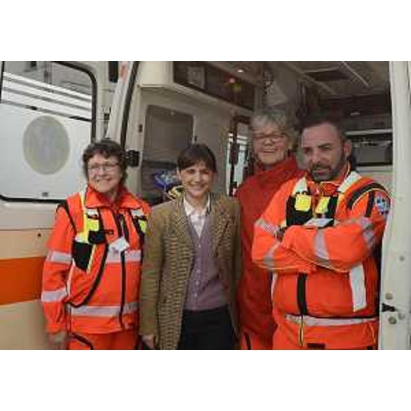 Debora Serracchiani (Presidente Regione Friuli Venezia Giulia) con personale del servizio di primo soccorso veterinario dell'Associazione "Mi Fido di te" - Pordenone 23/03/2015