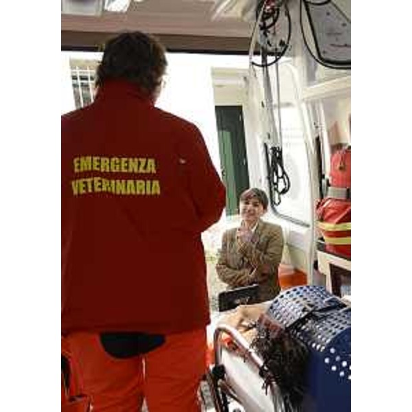 Debora Serracchiani (Presidente Regione Friuli Venezia Giulia) con personale del servizio di primo soccorso veterinario dell'Associazione "Mi Fido di te" - Pordenone 23/03/2015