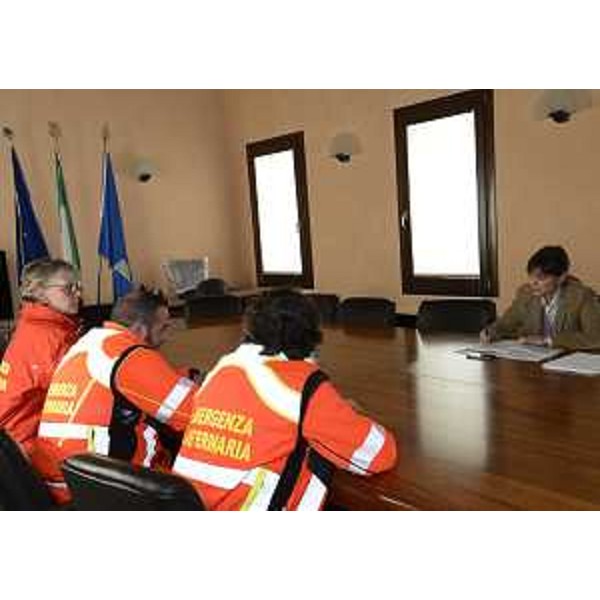 Debora Serracchiani (Presidente Regione Friuli Venezia Giulia) con personale del servizio di primo soccorso veterinario dell'Associazione "Mi Fido di te" - Pordenone 23/03/2015