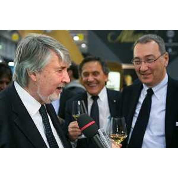 Giuliano Poletti (Ministro Lavoro e Politiche sociali) visita gli stand dei produttori del Friuli Venezia Giulia accompagnato da Sergio Bolzonello (Vicepresidente Regione FVG e assessore Risorse agricole), al quarantanovesimo Vinitaly - Verona 23/03/2015