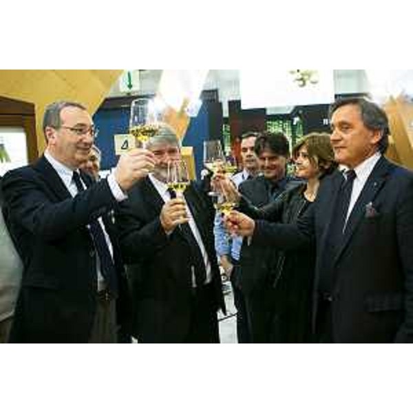 Giuliano Poletti (Ministro Lavoro e Politiche sociali) visita gli stand dei produttori del Friuli Venezia Giulia accompagnato da Sergio Bolzonello (Vicepresidente Regione FVG e assessore Risorse agricole), al quarantanovesimo Vinitaly - Verona 23/03/2015