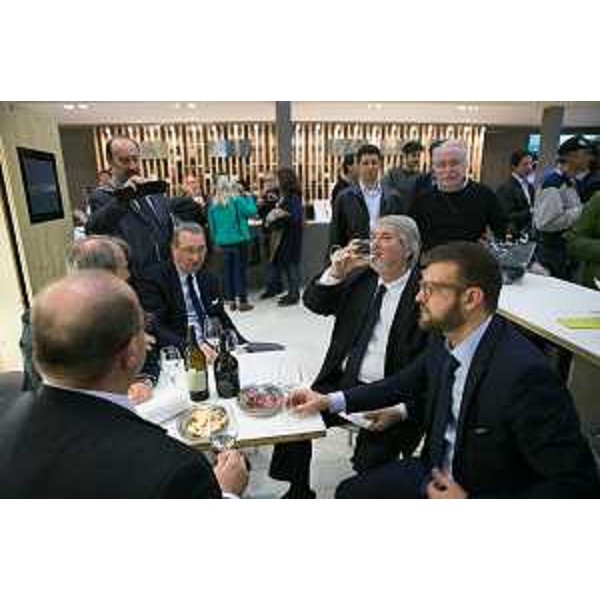 Giuliano Poletti (Ministro Lavoro e Politiche sociali) visita gli stand dei produttori del Friuli Venezia Giulia accompagnato da Sergio Bolzonello (Vicepresidente Regione FVG e assessore Risorse agricole), al quarantanovesimo Vinitaly - Verona 23/03/2015
