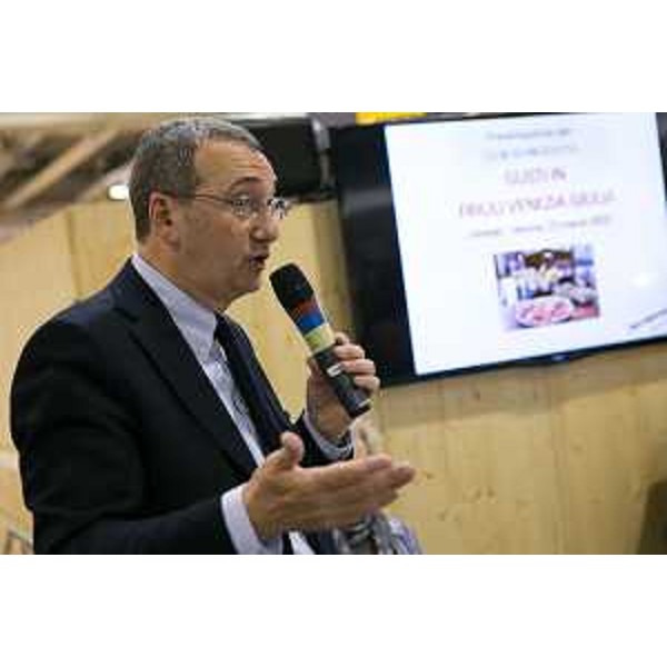 Sergio Bolzonello (Vicepresidente Regione FVG e assessore Risorse agricole) nello stand del Friuli Venezia Giulia al quarantanovesimo Vinitaly - Verona 23/03/2015