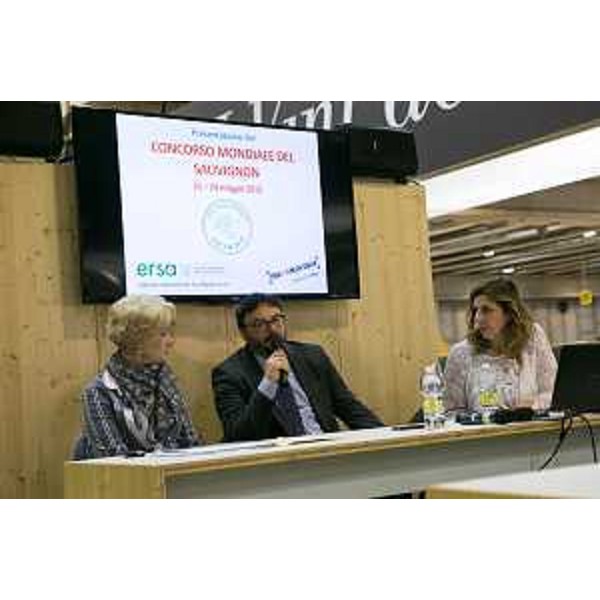 Michele Bregant (Direttore TurismoFVG) presenta il Concorso mondiale del Sauvignon (Villa di Toppo Florio di Buttrio dal 21 al 24 maggio 2015) nello stand del Friuli Venezia Giulia al quarantanovesimo Vinitaly - Verona 23/03/2015