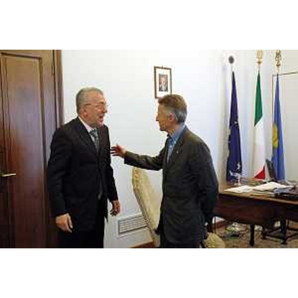 Riccardo Illy (Presidente Regione Friuli Venezia Giulia) riceve a Trieste, nella sede della Presidenza, il console generale di Serbia Montenegro a Trieste Goran Stojkovic, in visita di commiato. (Trieste 28/03/06)