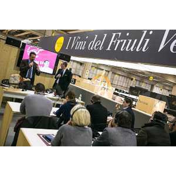 Sergio Bolzonello (Vicepresidente Regione FVG e assessore Risorse agricole) nello stand del Friuli Venezia Giulia al quarantanovesimo Vinitaly - Verona 23/03/2015