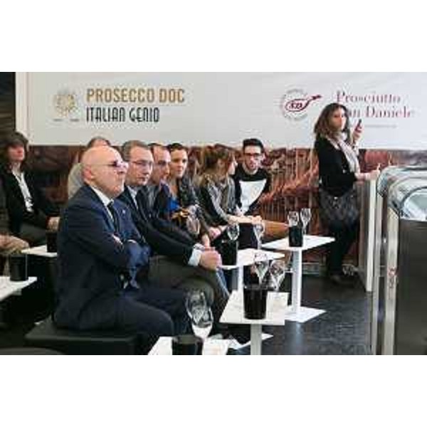Sergio Bolzonello (Vicepresidente Regione FVG e assessore Risorse agricole) visita gli stand dei produttori del Friuli Venezia Giulia al quarantanovesimo Vinitaly - Verona 23/03/2015
