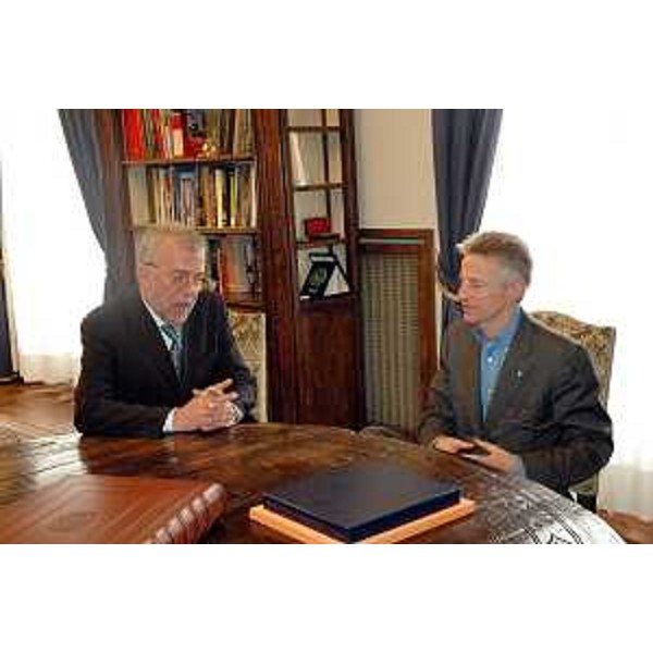Riccardo Illy (Presidente Regione Friuli Venezia Giulia) riceve a Trieste, nella sede della Presidenza, il console generale di Serbia Montenegro a Trieste Goran Stojkovic, in visita di commiato. (Trieste 28/03/06)