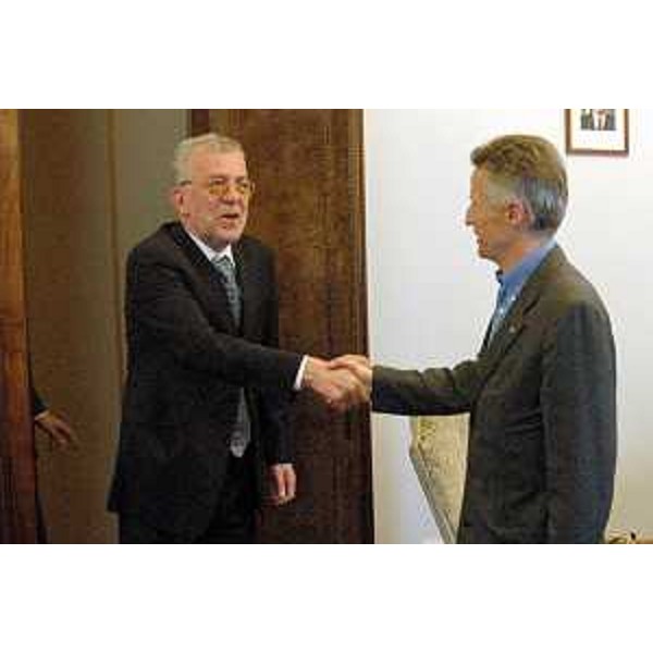 Riccardo Illy (Presidente Regione Friuli Venezia Giulia) riceve a Trieste, nella sede della Presidenza, il console generale di Serbia Montenegro a Trieste Goran Stojkovic, in visita di commiato. (Trieste 28/03/06)