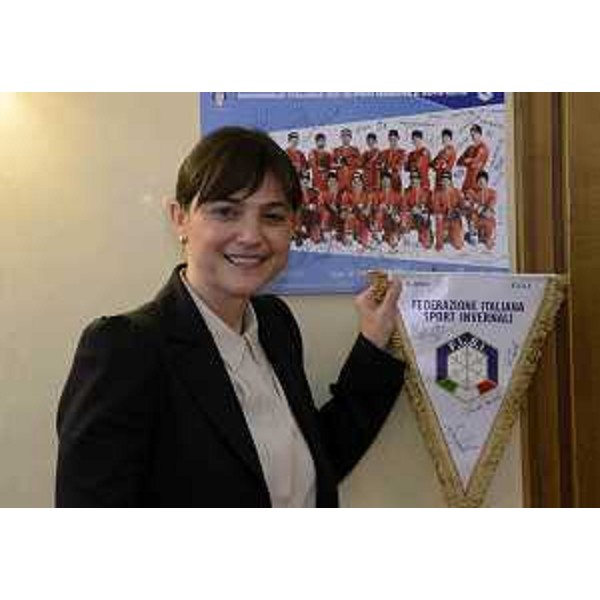 Debora Serracchiani (Presidente Regione Friuli Venezia Giulia) con il gagliardetto della Federazione Italiana Sport Invernali (FISI) e il poster ufficiale della Valanga Azzurra firmati da tutti gli atleti dei Campionati tricolori di Sci - Trieste 24/03/2015
