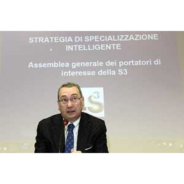 Sergio Bolzonello (Vicepresidente Regione FVG e assessore Attività produttive, Commercio, Cooperazione, Risorse agricole e forestali) all'assemblea dei portatori di interesse in merito alla Strategia di Specializzazione Intelligente - S3 (Smart Specialisation Strategy) per il FVG, nell'Auditorium della Regione FVG - Udine 26/03/2015