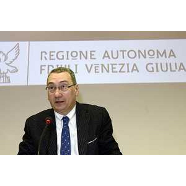 Sergio Bolzonello (Vicepresidente Regione FVG e assessore Attività produttive, Commercio, Cooperazione, Risorse agricole e forestali) all'assemblea dei portatori di interesse in merito alla Strategia di Specializzazione Intelligente - S3 (Smart Specialisation Strategy) per il FVG, nell'Auditorium della Regione FVG - Udine 26/03/2015